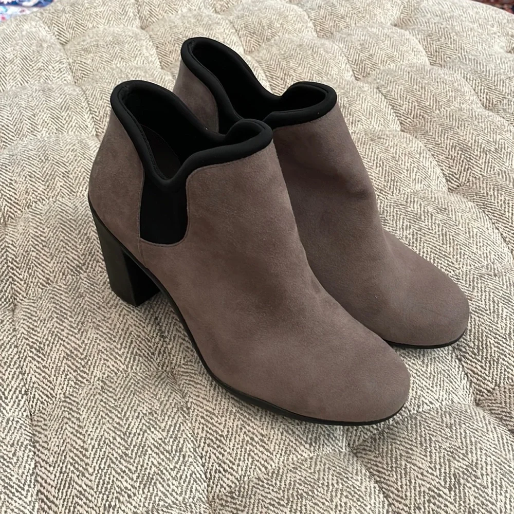Clarks Artisan ankle boots size 7.5 W